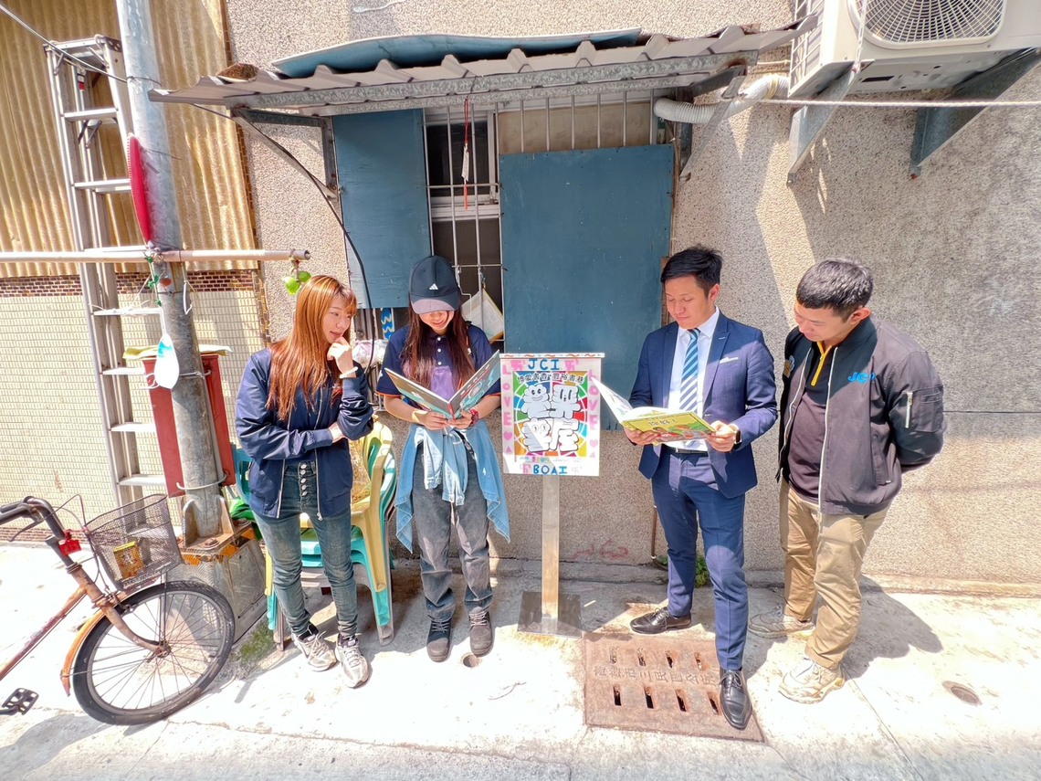 圖/知名插畫家「馬里斯」、也是豐裕里長的謝錫元誠摯邀請大家,「帶本書來、挑本書走」,在日常裡重拾閱讀樂趣,也讓城市角落多一份知性與溫度。(記者陳雯萍攝)