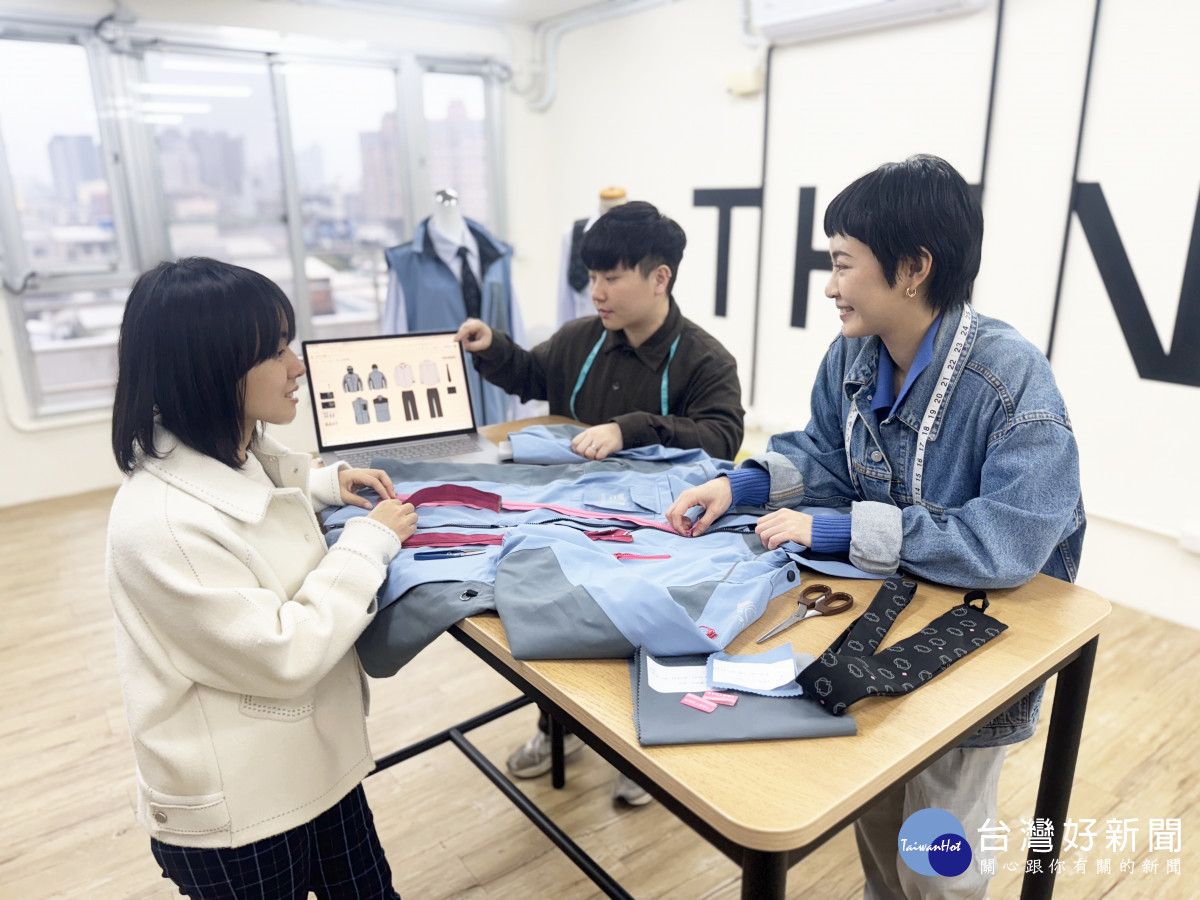 渡設計與禾溦設計討論打樣服裝。