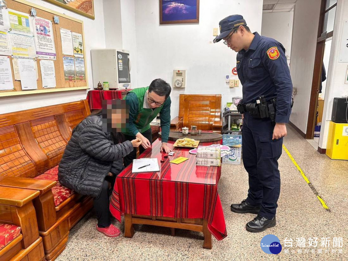 張榮發慈善基金會專員在轄區員警陪同下訪視受救助者。（集集警分局提供）