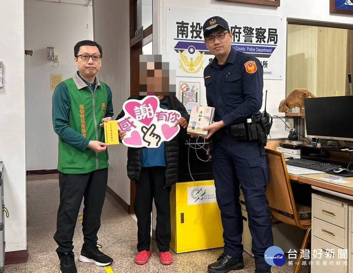 捐贈急難救助金。(集集警分局提供)