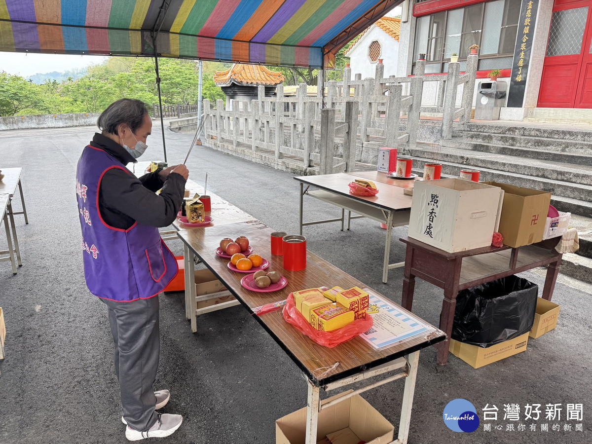 人安基金會南投平安站協助街友返鄉祭祖。（平安站提供）