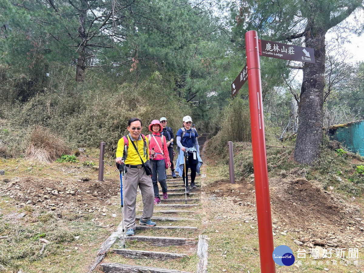 鹿林山登山口「雙向人員流量計數器」第1批山友歡喜通過。（玉管處提供）
