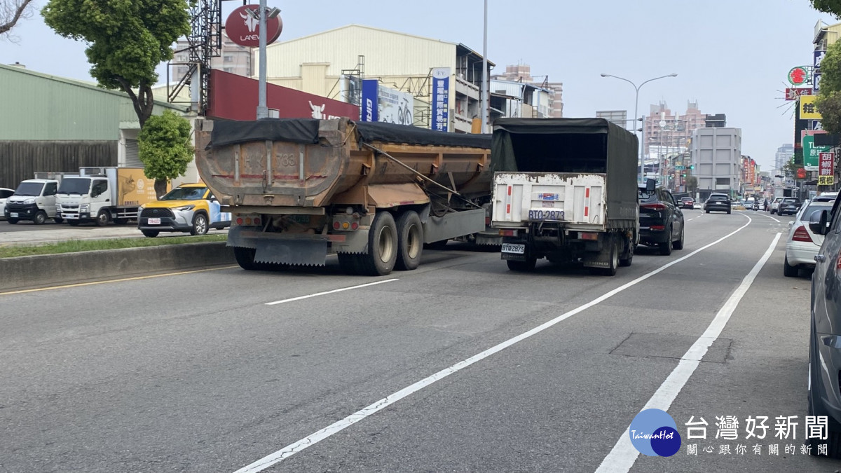 台中市大雅區中清路三段自來水管長期重車輾壓,頻頻爆管維修。