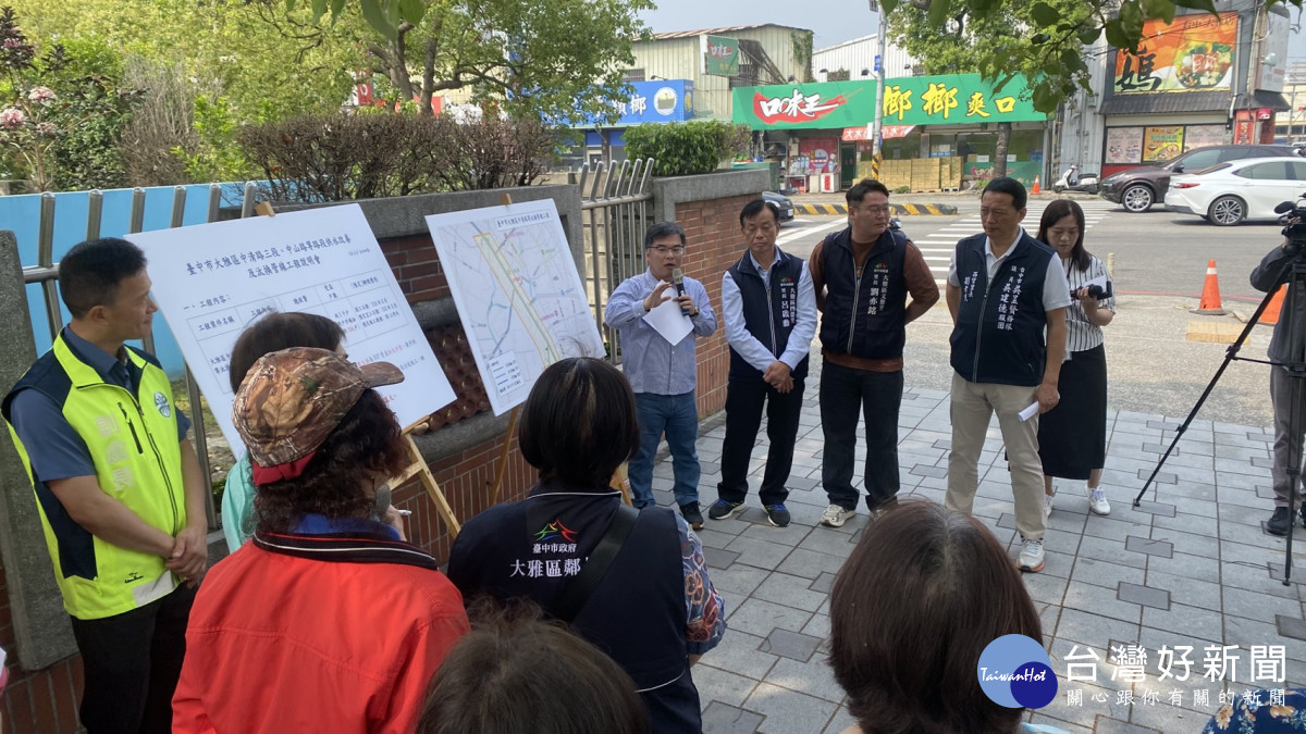 多位居民到場關心汰管工程的範圍與進度。