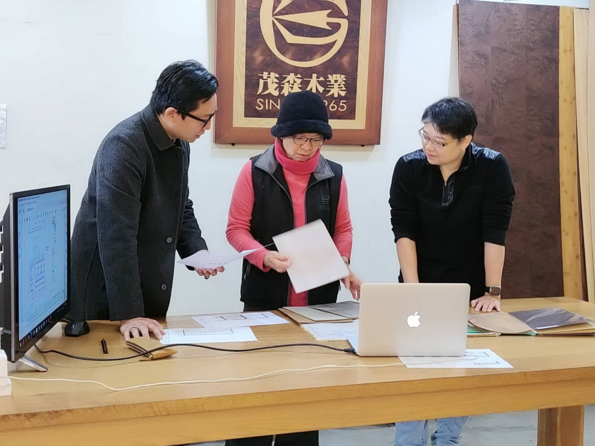 醒木櫥櫃工廠執行長郭美吟(中)表示醒木擁有高度客製化、機能整合與環保特性,能解決傳統系統櫃無法克服的尺寸限制與死角問題,因此成為設計師與業主的合作首選。(圖/醒木櫥櫃提供)