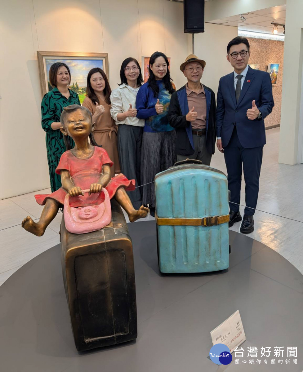 「入境 VS 入鏡」藝術聯展，邀請余燈銓在大廳設置大型雕塑作品，立法院副院長江啟臣也到場。
