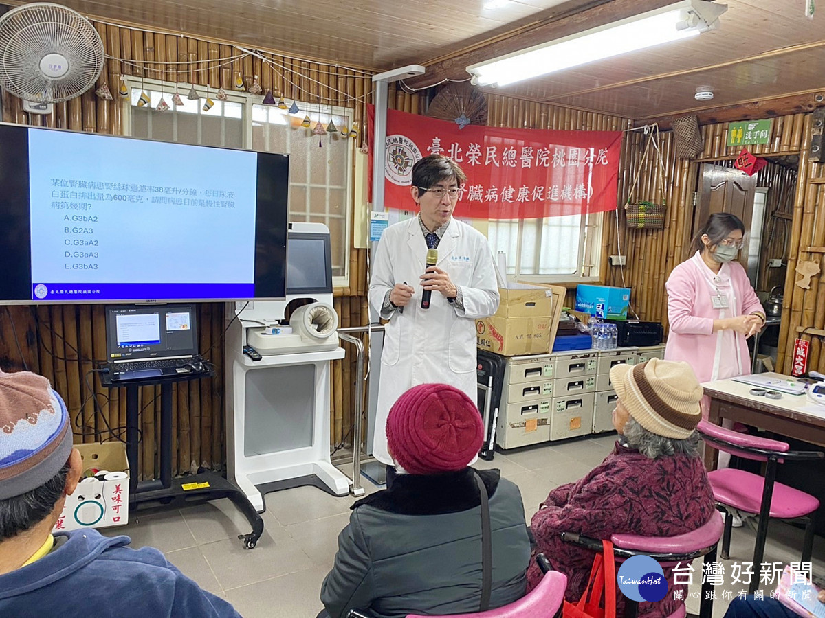 腎臟科張嘉峰醫師以親切幽默方式,衛教民眾腎病保健注意事項
