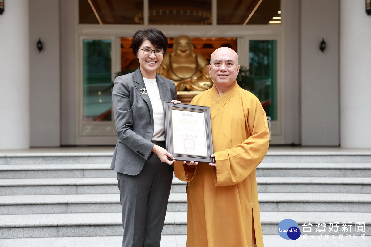 許縣長頒發協辦南投燈會活動的感謝狀,由該寺住持大願法師代表接受。(縣府提