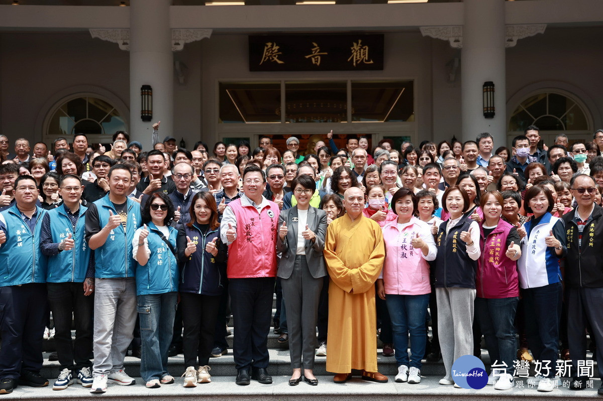 參加慈光山人乘寺睦鄰感恩餐會者大合照。(縣府提供)