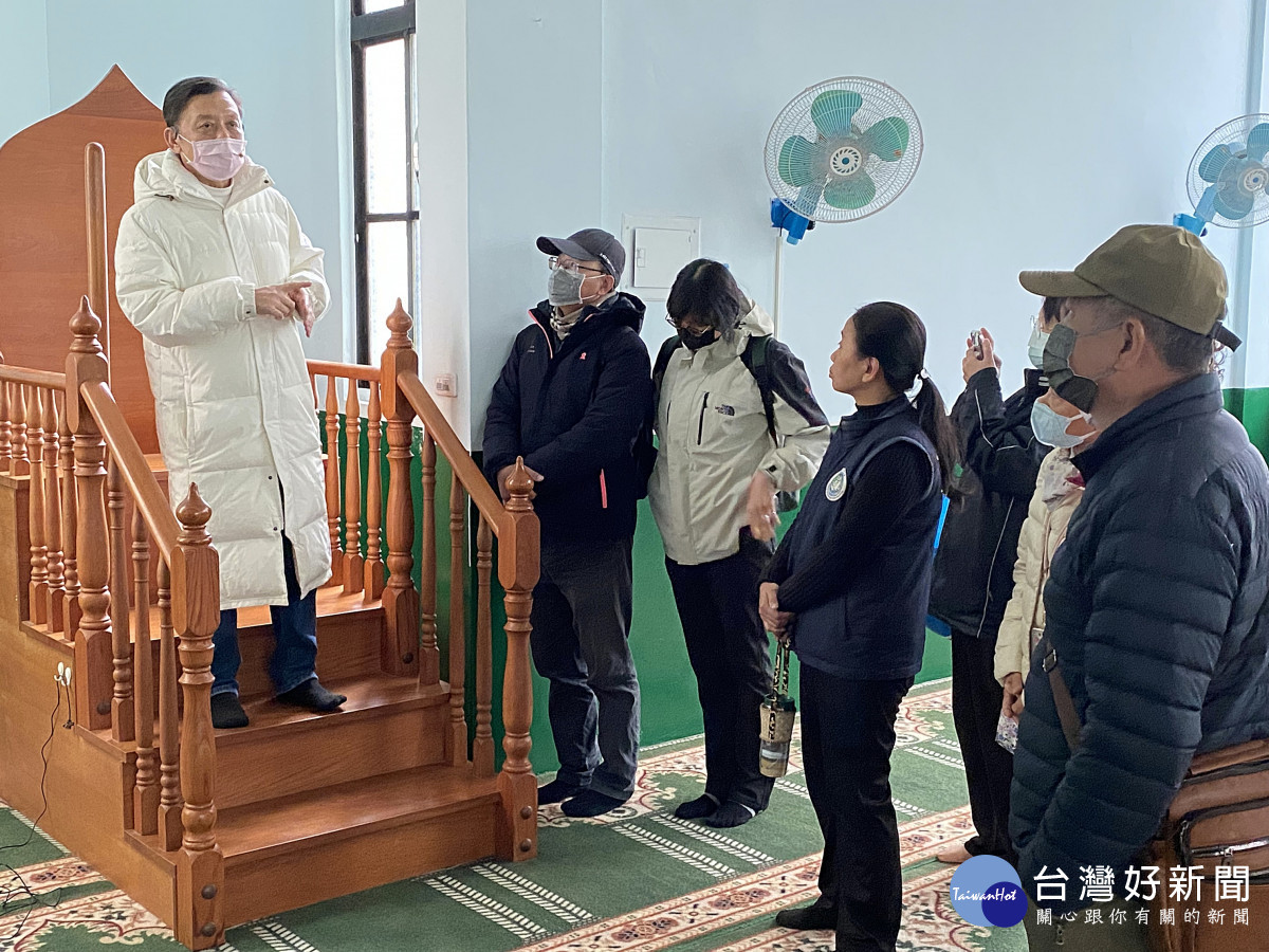 教長柳根榮(左1)導覽清真寺殿堂,並介紹伊斯蘭文化
