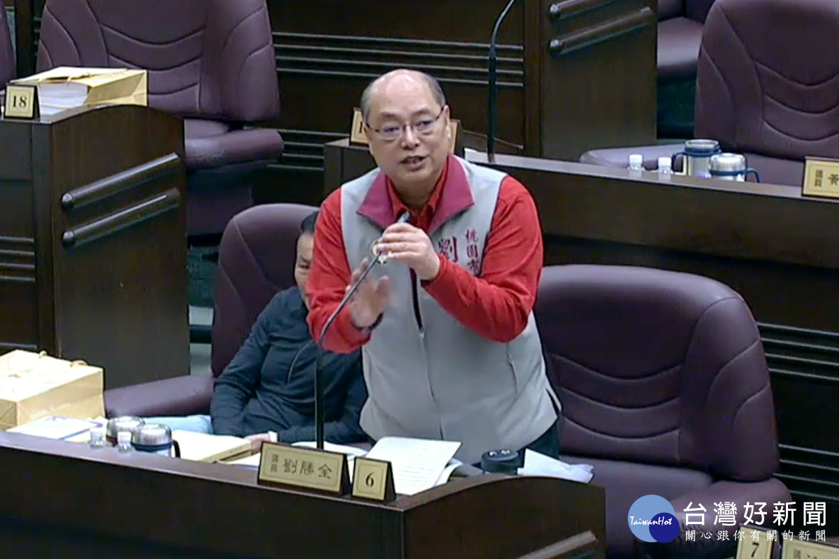 桃園市議員劉勝全於議事堂上進行質詢。<br /><br />