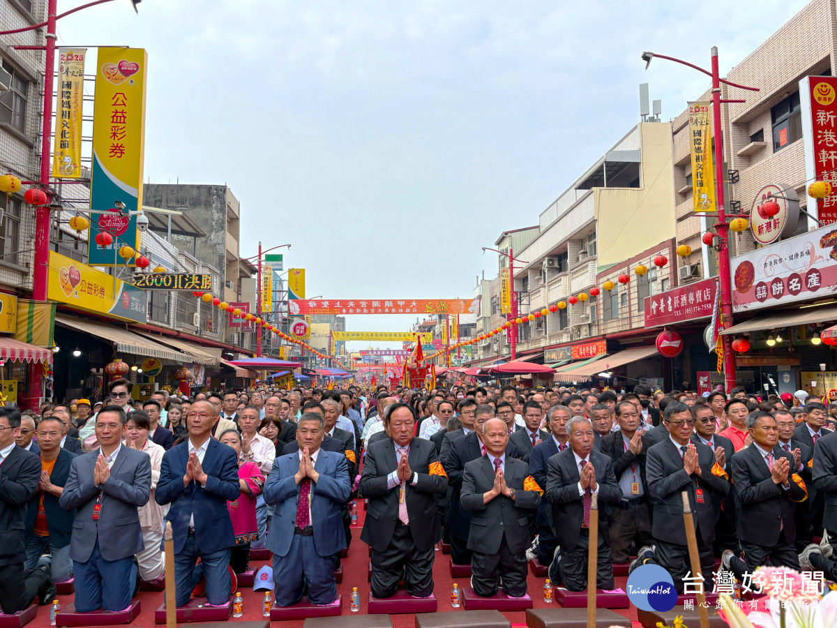 大甲媽祖今天在新港奉天宮舉行祝壽大典，上萬隨香信眾一同為媽祖祝壽／嘉義縣府提供
