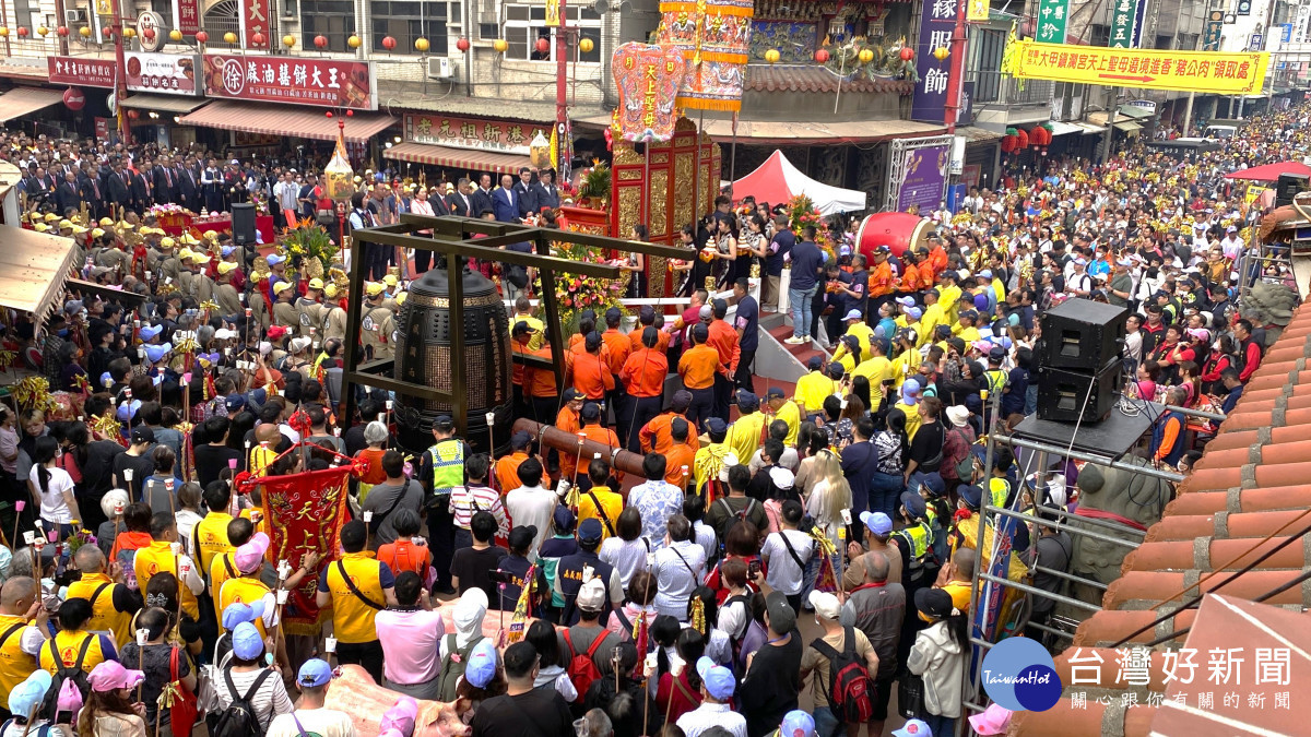 大甲媽祖今天在新港奉天宮舉行祝壽大典，上萬隨香信眾一同為媽祖祝壽／嘉義縣府提供