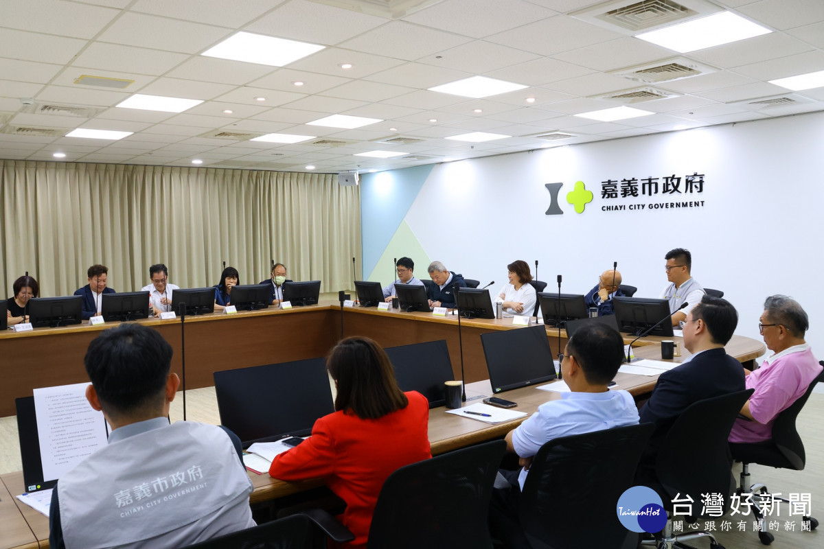 嘉義市長黃敏惠親自主持於市府召開的「關稅衝擊產業諮詢會議」，邀集產業代表與會／嘉義市府提供