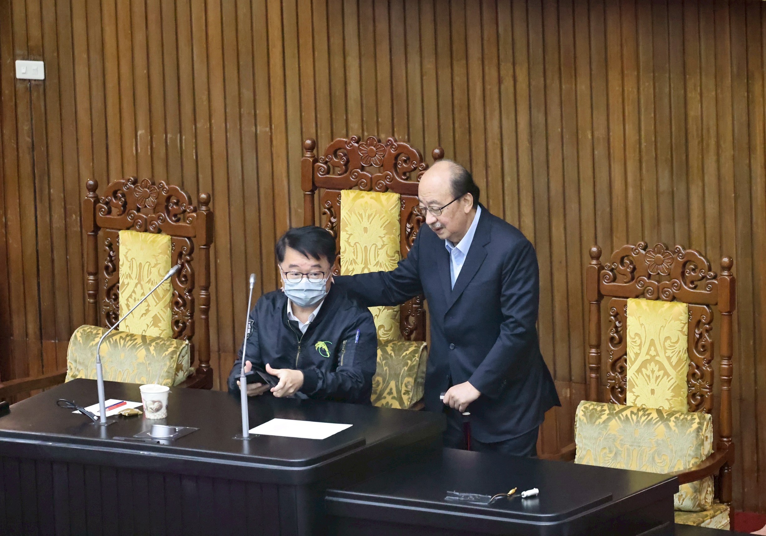 民進黨立委吳秉叡一早就坐在議場主席的位置,後面主席進出的門被由內鎖住,整個院會就停擺一天,還好下午的朝野協商還是達成讓卓榮泰專案報告關稅因應方案。林啟弘攝