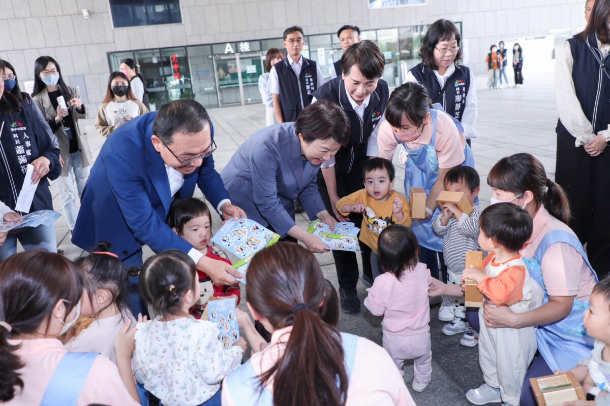 ▲兩位市長與孩童互動。(圖/中市府提供)