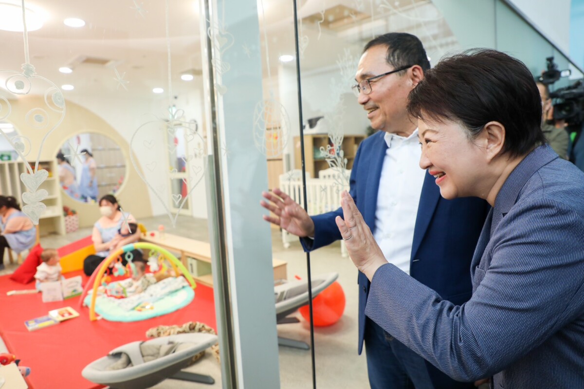 ▲兩位市長至全國首創「台中市政府附設員工子女托嬰中心」視察。(圖/中市府提供)