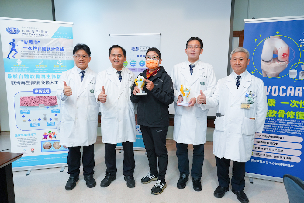 左起-骨科部主任謝明宏、黃俊錫醫師、病人駱女士、簡瑞騰副院長、陳金城副院長。（圖/慈濟醫院提供）