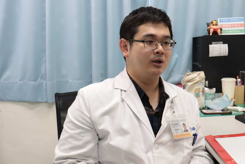 ▲衛福部彰化醫院中醫師黃鋒榮強調，雖然冬天快過了，但接下來乍暖還寒的日子，也是很容易因早晚溫差大，筋肉收縮及忽略保暖，引發拉扭傷或舊傷復發。（彰化醫院提供）