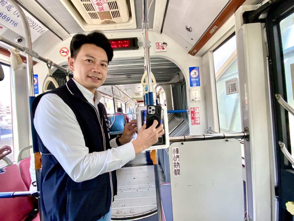 市民限定乘車碼推出後，市民持手機掃碼搭乘公車即享雙十公車優惠