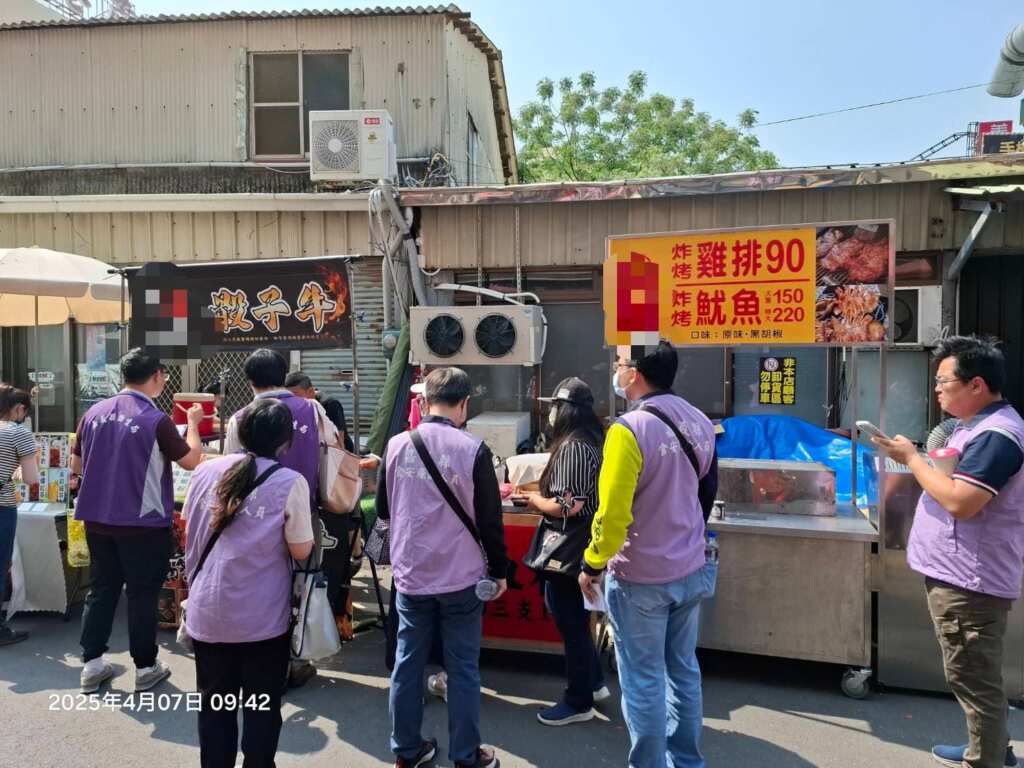 嘉義縣衛生局強化民眾食安，啟動聯合稽查小組，針對奉天宮商圈及沿途路線食品業者，進行地毯式稽查。