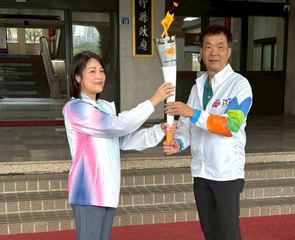 ▲教育局長楊郡慈(左)代表參加全中運聖火傳遞活動。由今年承辦全中運臺南市政府代表陳勝楠參議出席。（新竹縣教育局提供）