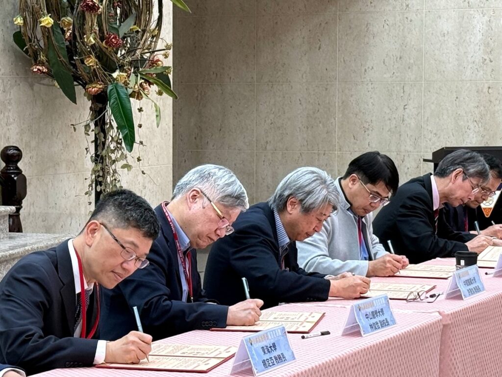 「2025永續智慧創新黑客松競賽」跨校合作備忘錄簽署儀式於中山醫大舉辦。(圖/中山醫大提供)