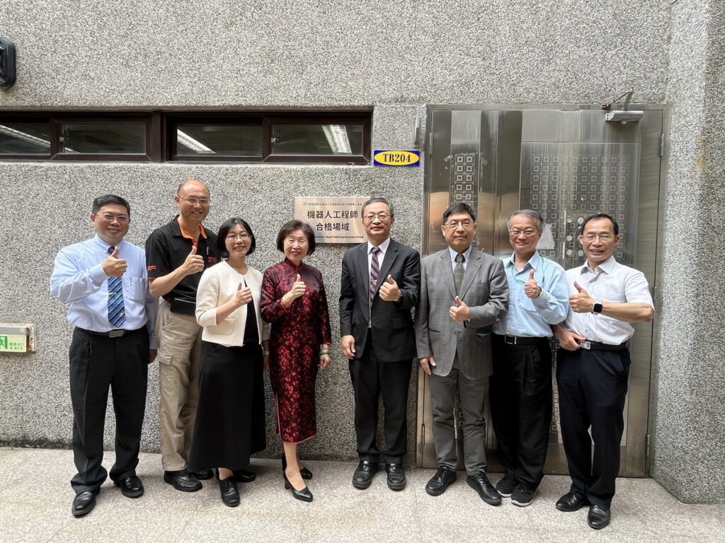 吳鳳科大機器人工程師術科認證場地正式揭牌