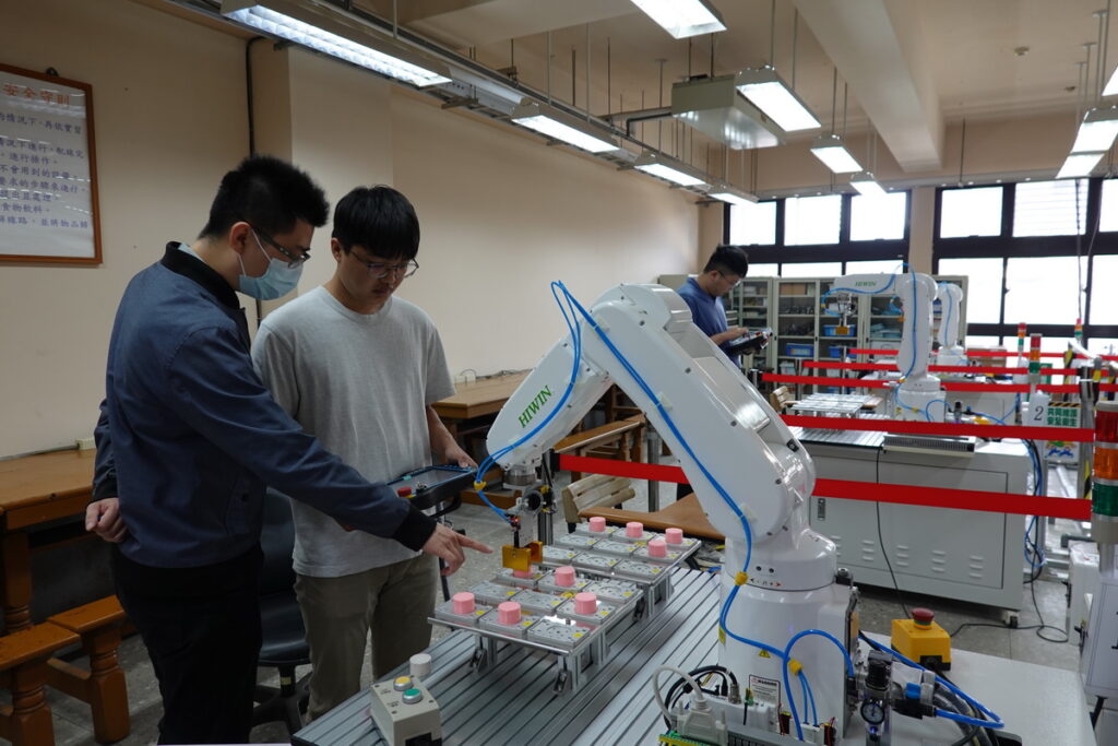 吳鳳科大機器人工程師術科認證場地正式揭牌