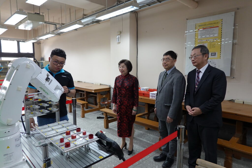 吳鳳科大機器人工程師術科認證場地正式揭牌