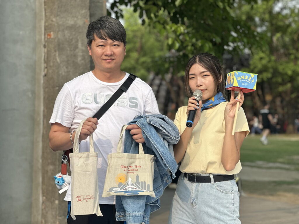 微熱山丘門市擂台現場熱鬧對決,「蕉」手拳王幸運抱回香蕉大禮包!