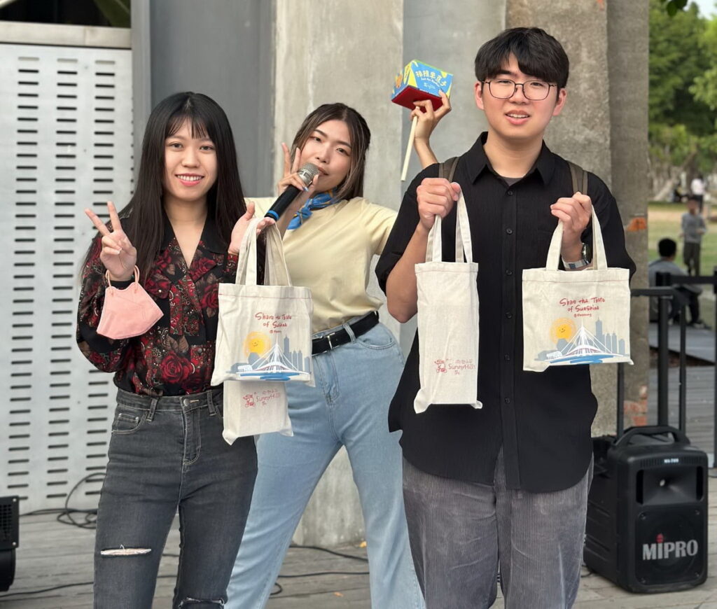 微熱山丘門市擂台現場熱鬧對決,「蕉」手拳王幸運抱回香蕉大禮包!2
