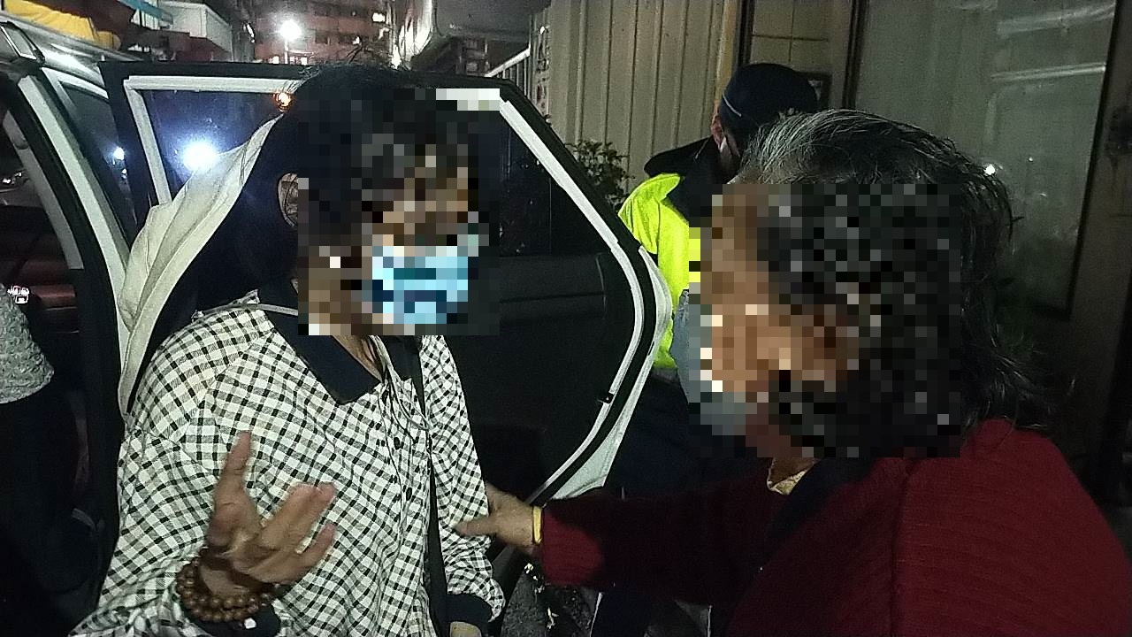 ▲圖說:民權所員警將協尋失蹤人口楊女送回家中,視障的母親摸索出家門緊握女兒雙手 (圖/台中市政府 提供)