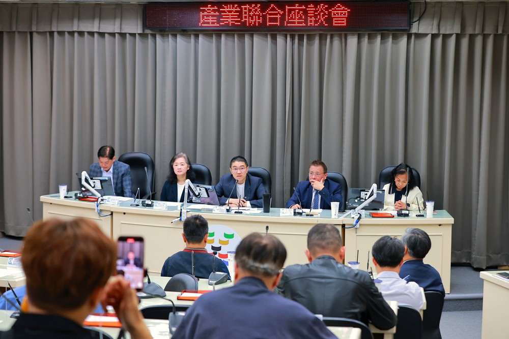 與廠商座談美關稅衝擊 謝國樑籲中央地方共助企業度過難關 250 與廠商座談美關稅衝擊 謝國樑籲中央地方共助企業度過難關 249