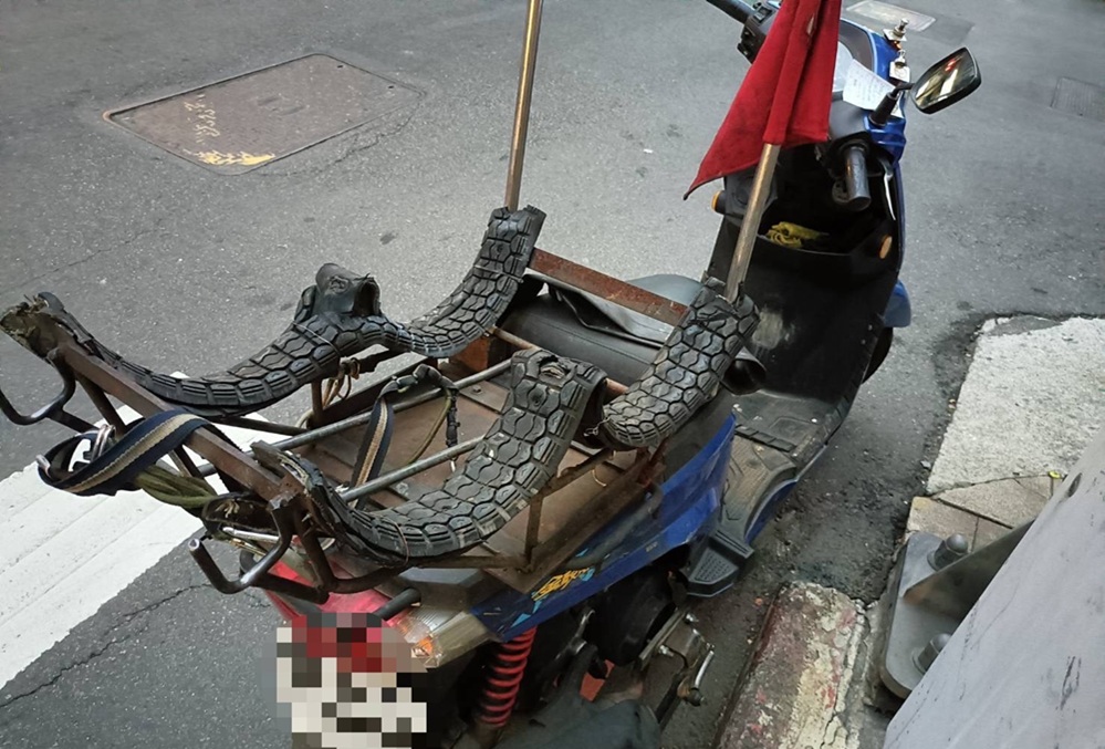 送貨機車涉超載 路口擦撞汽車瓦斯桶掉一地 201 cnews204250408a05