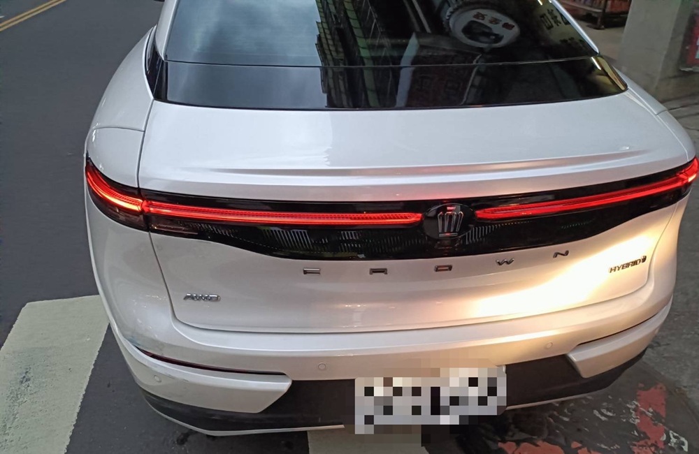 送貨機車涉超載 路口擦撞汽車瓦斯桶掉一地 202 cnews204250408a06