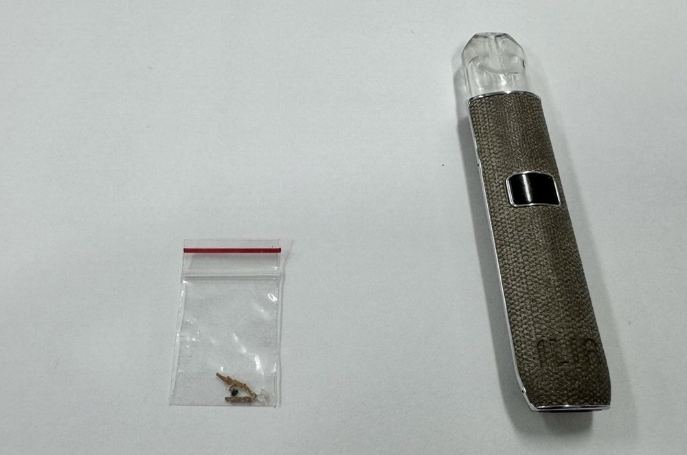 高架道路心虛停車 左腳鞋涉藏毒品依托咪酯電子菸 188 cnews204250408a12