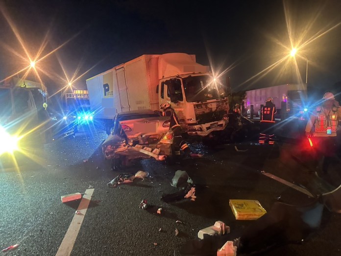 國1中壢段5車連環撞 自小客被撞凹3人送醫 57 S 12828738 0