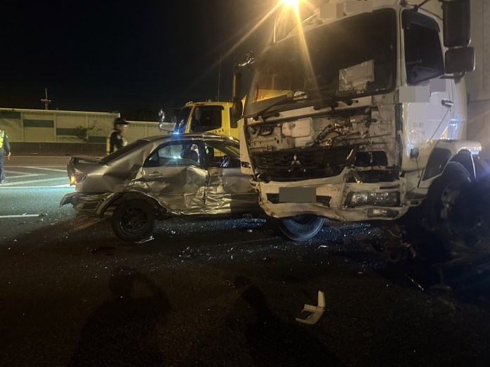 國1中壢段5車連環撞 自小客被撞凹3人送醫 58 S 12828736 0