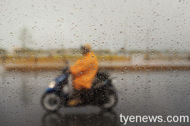 把握好天氣!明晚將變天 2波鋒面接力報到 59 couple with raincoat motorbike during hard rainfall selective focus very shallow depth field composition 154224 702