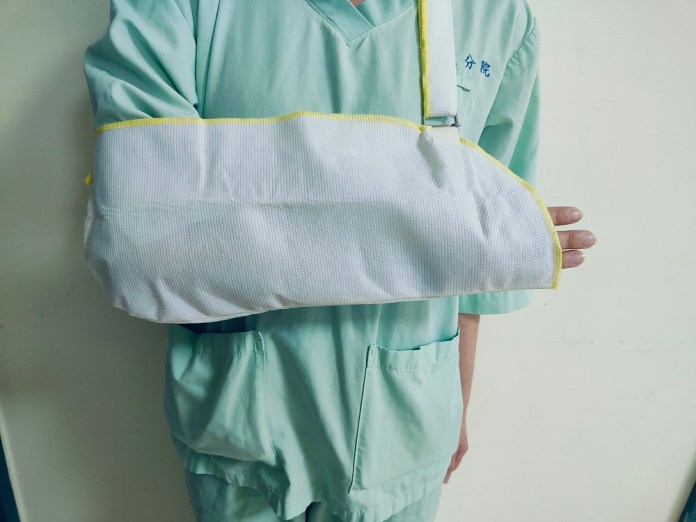 手部骨折術後疼痛不減?部桃新屋分院揭「吊帶用法」是關鍵 63 gs669f