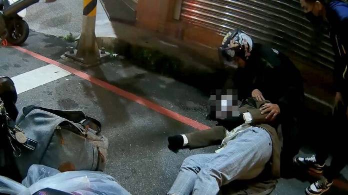 騎士停等紅燈突倒地抽搐 警民合力救援助脫險 59 2120950 0