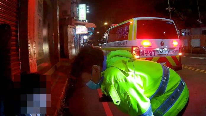 騎士停等紅燈突倒地抽搐 警民合力救援助脫險 60 2120952 0