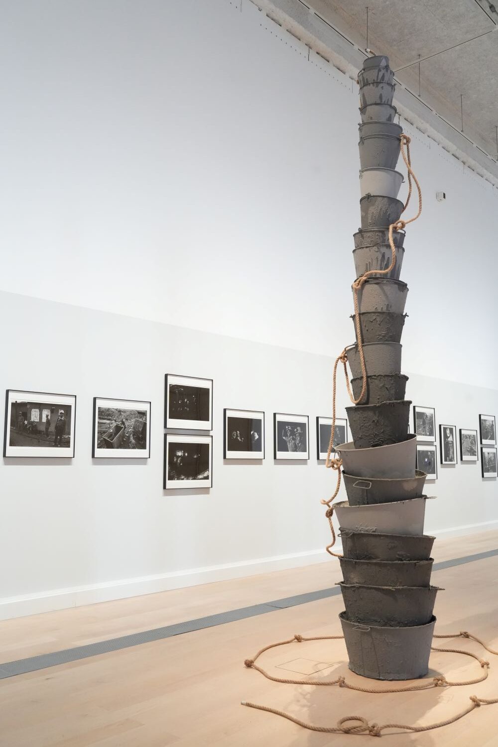 《圖說》「往來/照見」典藏研究展,透過50件橫跨1930年代至今的藝術創作,回溯新北市在不同歷史階段的人文、自然、社會記憶、文化脈絡。圖為莊普《精神之塔》。〈文化局提供〉