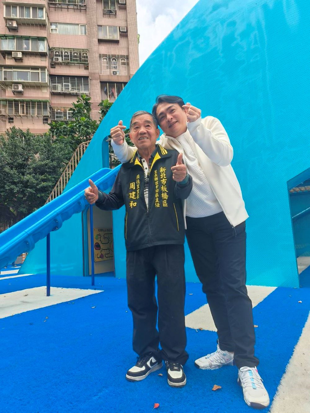 《圖說》板橋區重慶公園鯨魚造型滑梯遊戲區啟用,曾煥嘉議員與當地里長合影。〈曾煥嘉服務處提供〉