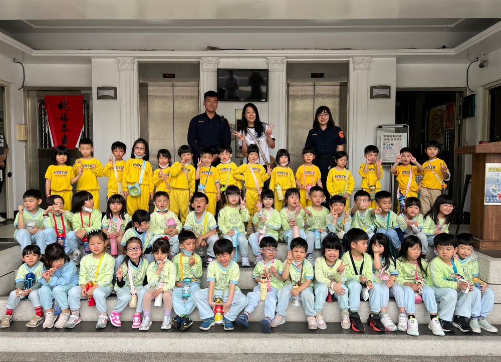 《圖說》海山分局轄內2間幼兒園47位學童,今日在老師的帶領下進行職場體驗參訪活動。〈海山分局提供〉