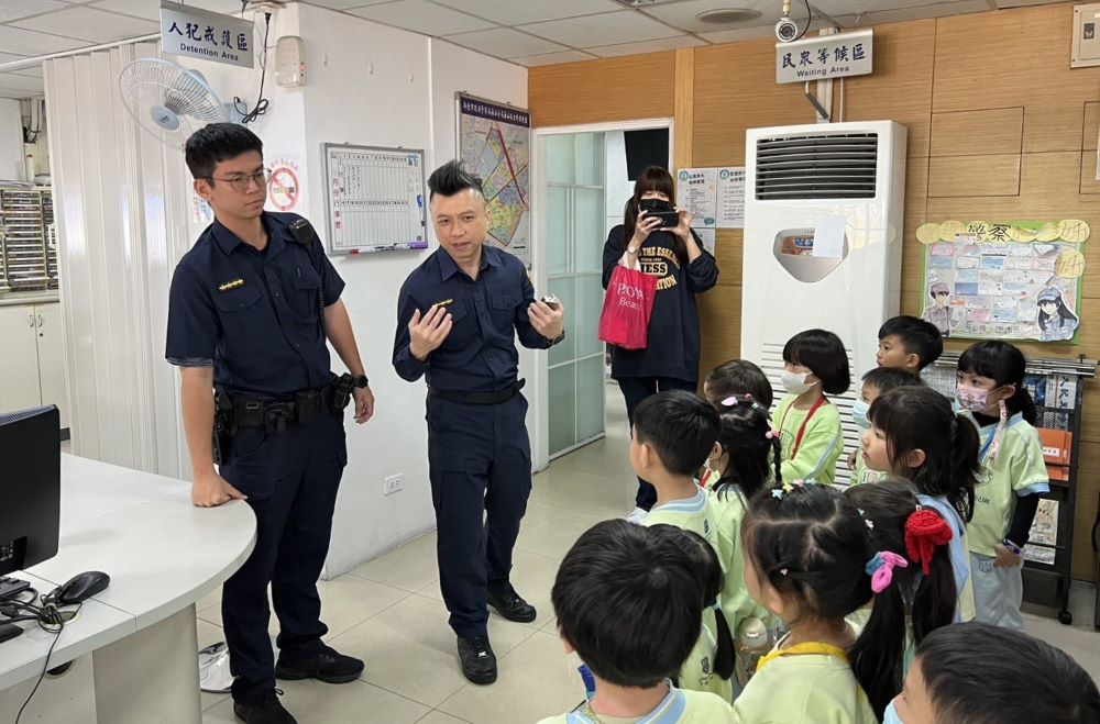 《圖說》海山暖警楊佳鑫透過淺顯易懂的語言與互動遊戲,讓小朋友在輕鬆氛圍中,了解如何拒絕陌生人、保護自己等知識。〈海山分局提供〉