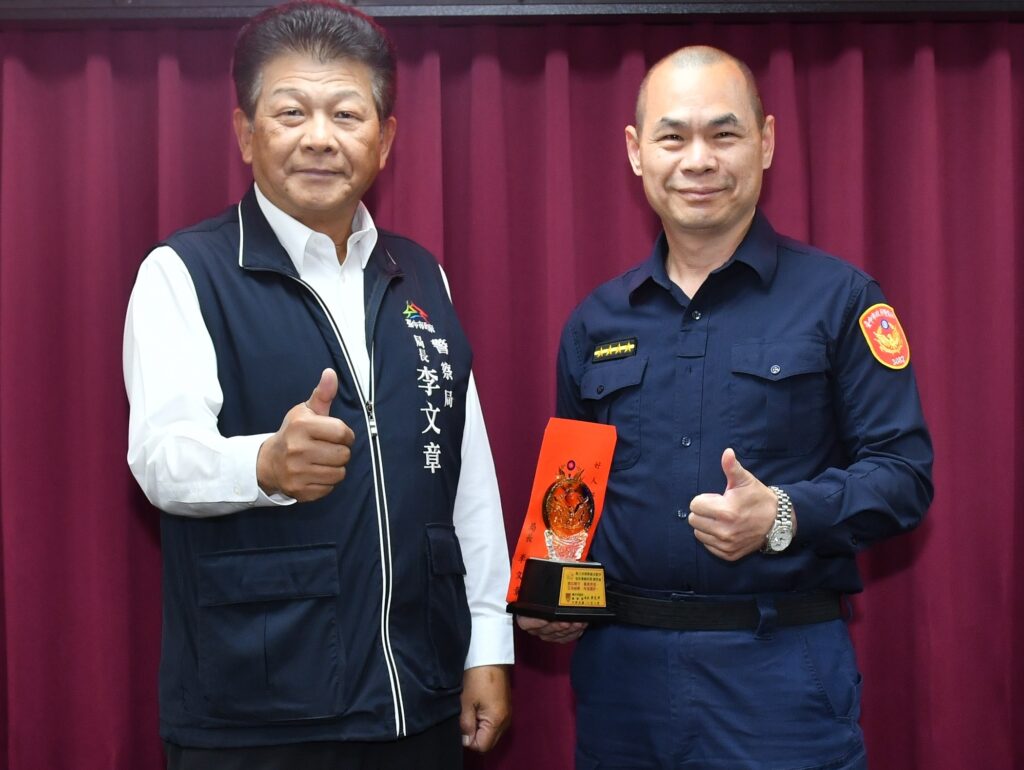 陳芳旭阻止流血案件驚傳           李文章頒獎表揚豎指比讚