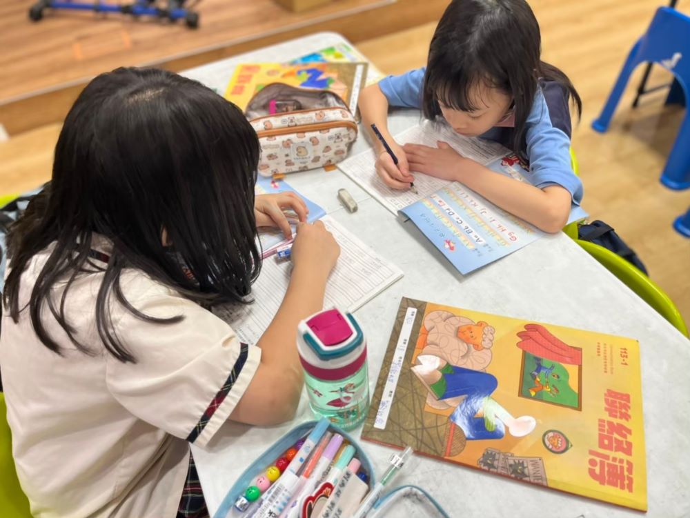 《圖說》孩子在小衛星裡用心寫功課。〈社會局提供〉