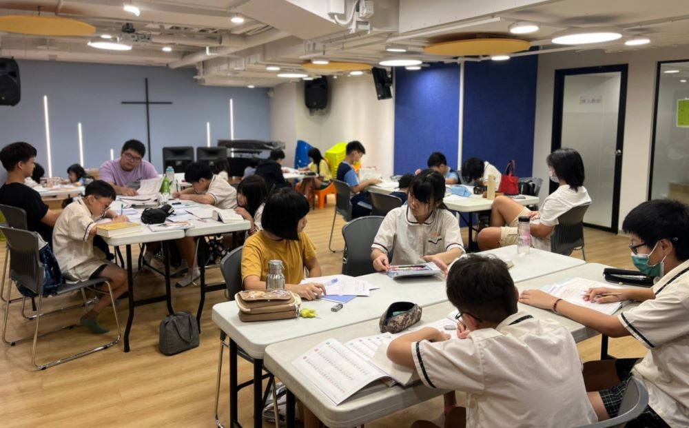 《圖說》由新北市幸福種子全人關懷協會成立的小衛星多元福利據點,讓國中小弱勢學生下課後可以有個照顧、學習的去處。〈社會局提供〉